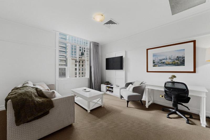 Skyline 1-Bed Retreat in Brisbane City - image 1