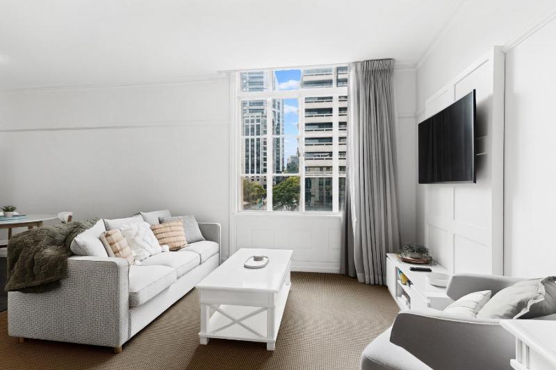 Skyline 1-Bed Retreat in Brisbane City - image 4