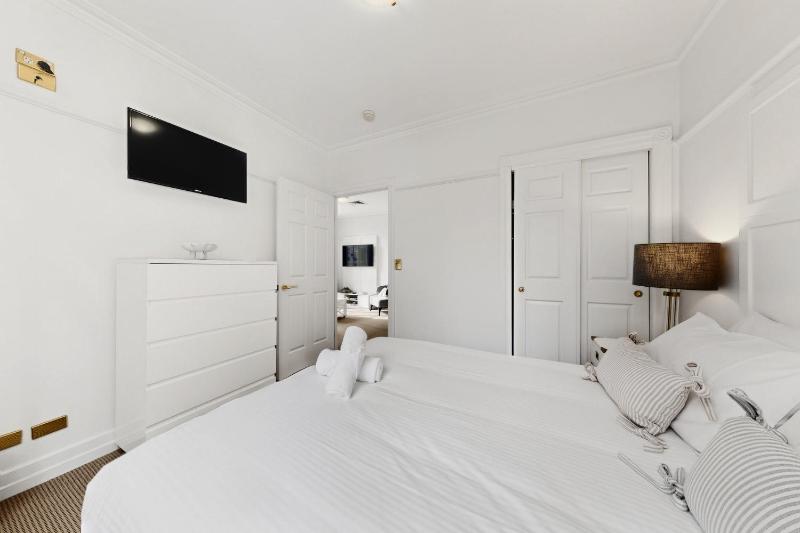 Skyline 1-Bed Retreat in Brisbane City - image 8