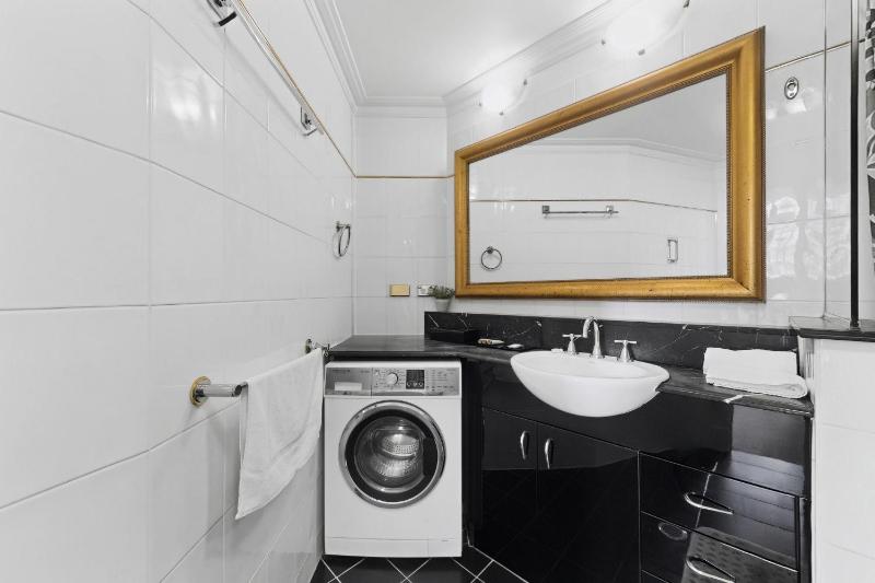 Skyline 1-Bed Retreat in Brisbane City - image 15