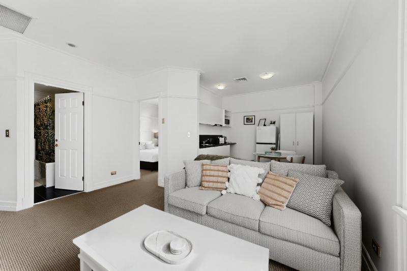 Skyline 1-Bed Retreat in Brisbane City - image 12