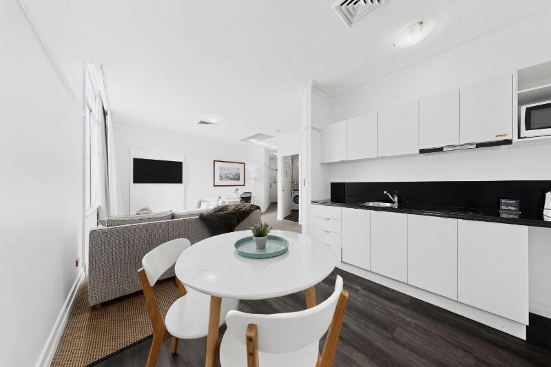 Skyline 1-Bed Retreat in Brisbane City - image 10