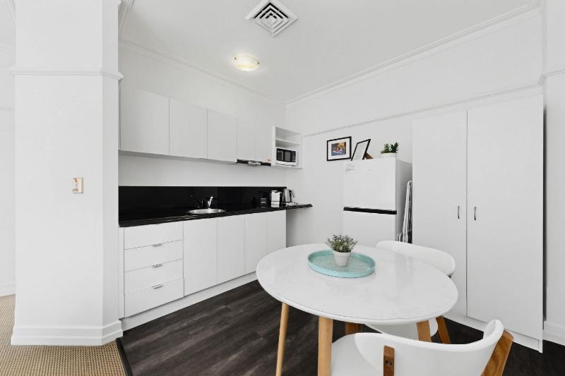 Skyline 1-Bed Retreat in Brisbane City - image 14