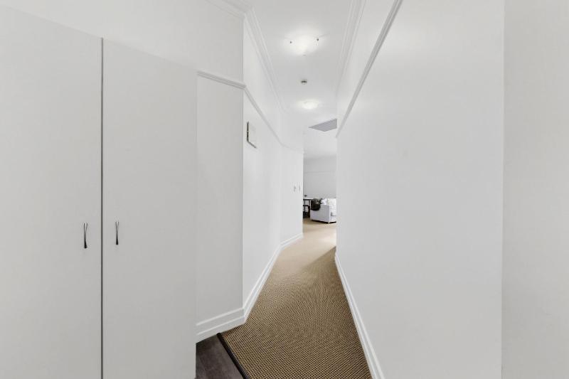 Skyline 1-Bed Retreat in Brisbane City - image 2