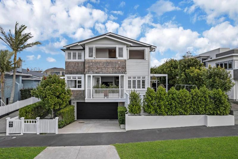 Narrow Neck Beach House Hamptons Luxe Sleeps 7 - image 1