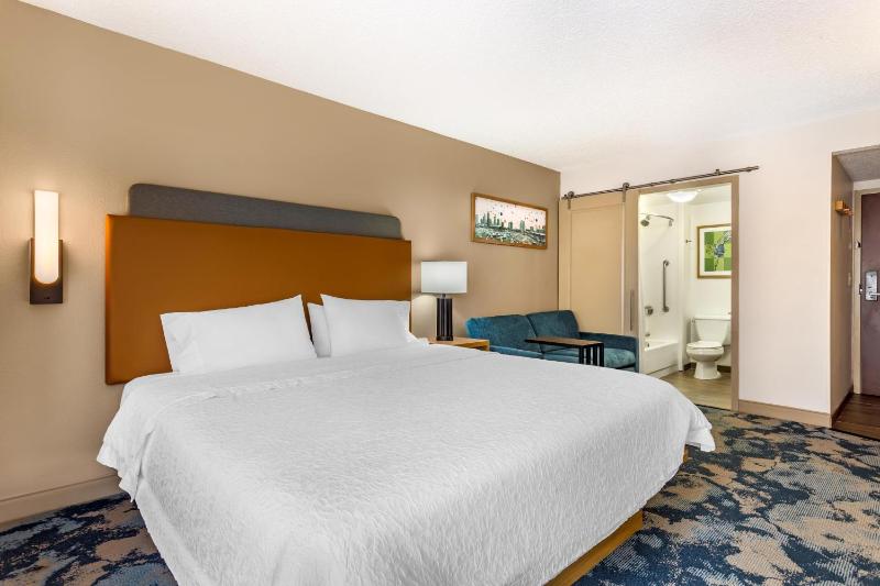 Hampton Inn Tampa-International Airport/Westshore - image 41