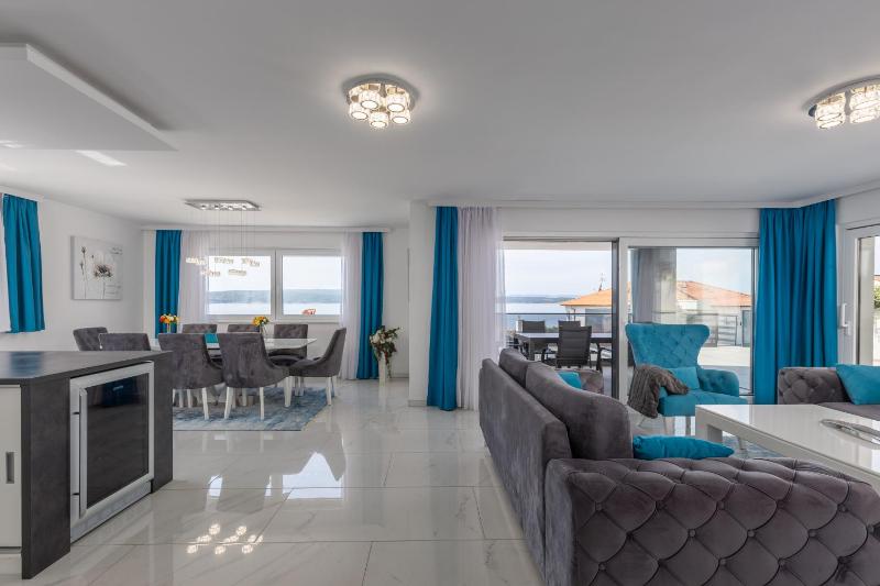 Luxury Pool Apartment With Sea View - Happy Rentals - image 23