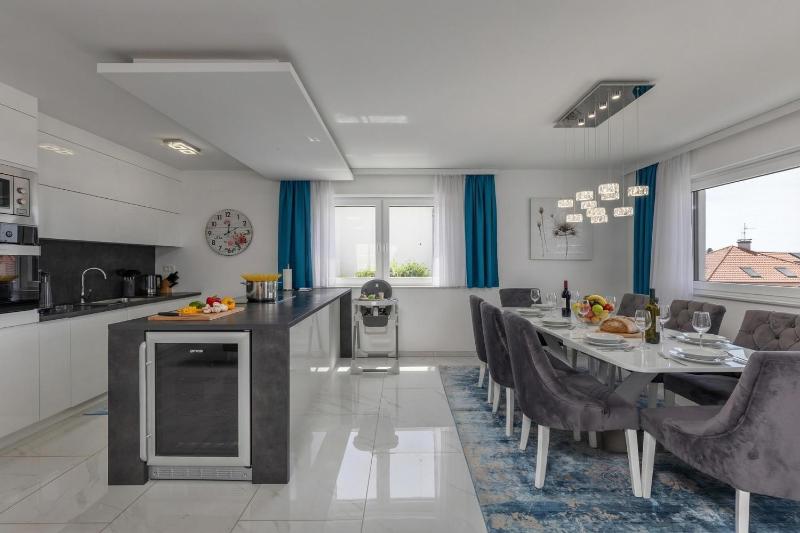 Luxury Pool Apartment With Sea View - Happy Rentals - image 14