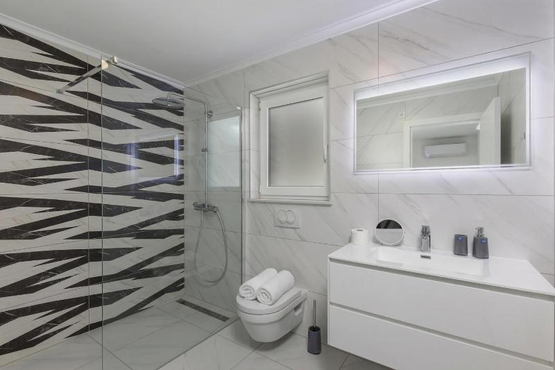 Luxury Pool Apartment With Sea View - Happy Rentals - image 16