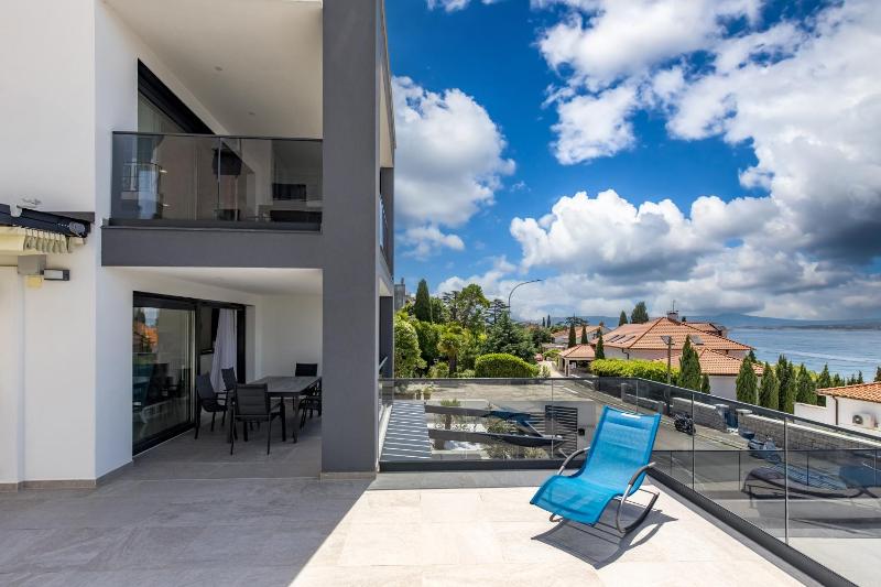 Luxury Pool Apartment With Sea View - Happy Rentals - image 27