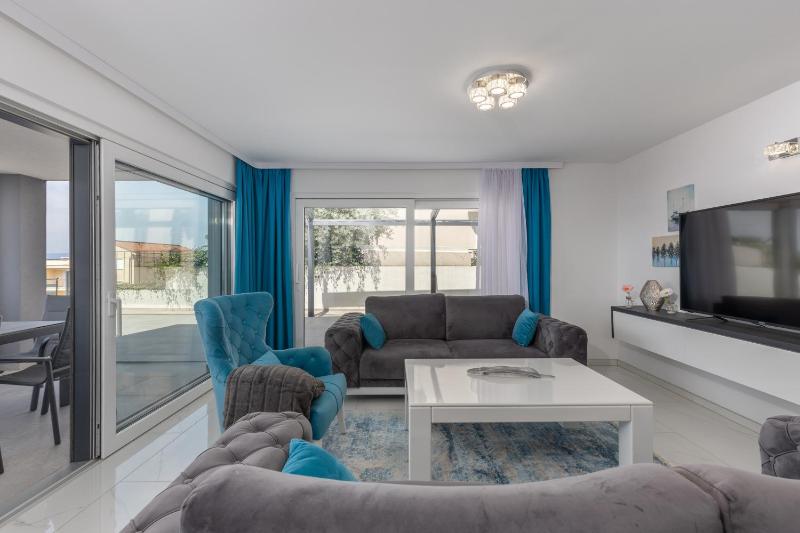 Luxury Pool Apartment With Sea View - Happy Rentals - image 28
