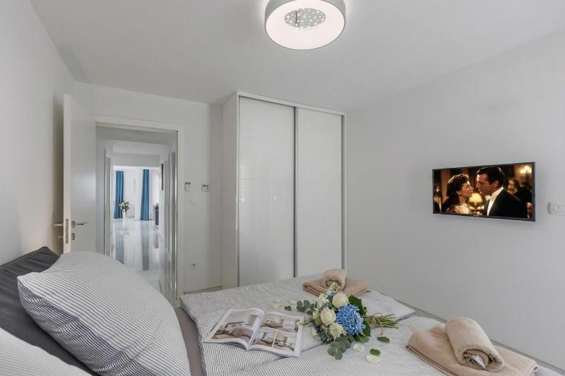 Luxury Pool Apartment With Sea View - Happy Rentals - image 32