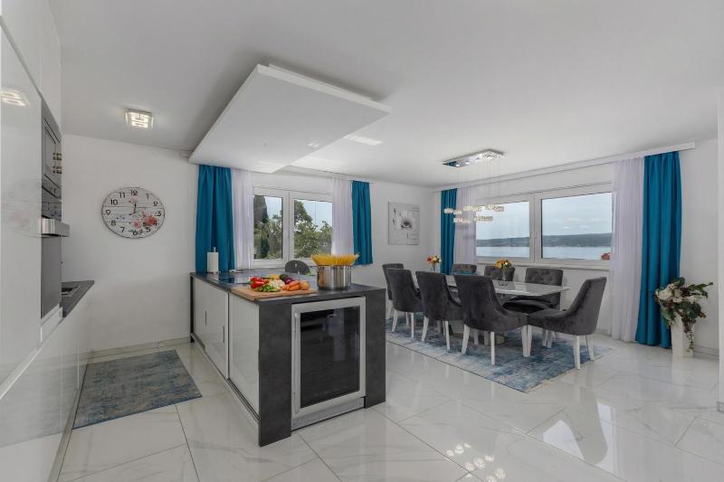 Luxury Pool Apartment With Sea View - Happy Rentals - image 20