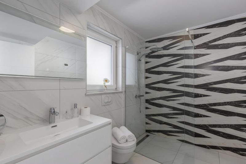Luxury Pool Apartment With Sea View - Happy Rentals - image 17