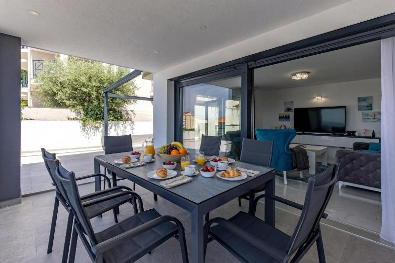 Luxury Pool Apartment With Sea View - Happy Rentals - image 10