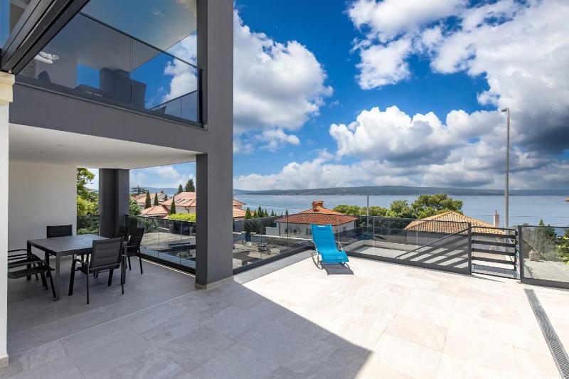 Luxury Pool Apartment With Sea View - Happy Rentals - image 6