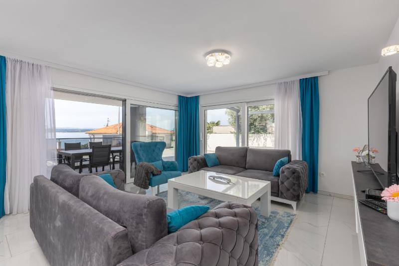 Luxury Pool Apartment With Sea View - Happy Rentals - image 11