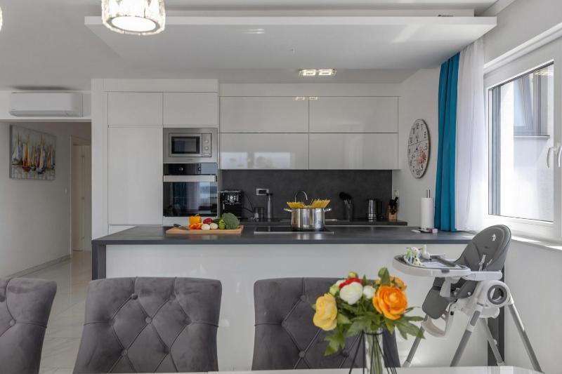 Luxury Pool Apartment With Sea View - Happy Rentals - image 19