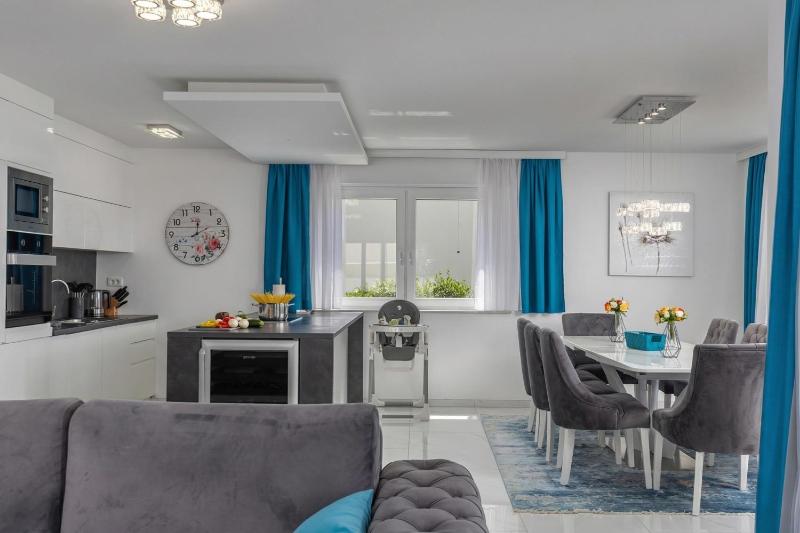Luxury Pool Apartment With Sea View - Happy Rentals - image 8