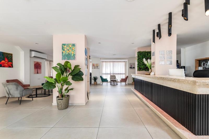 Blue Hotel - image 19