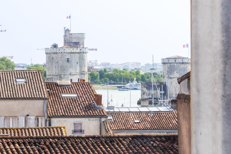 Sur les toits du Vieux Port avec terrasse - image 2