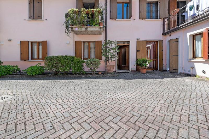 Bee Home In Verona - image 4