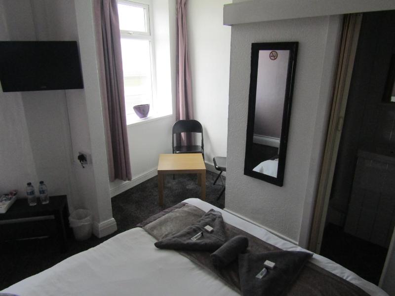 Alderley Hotel B & B - image 33