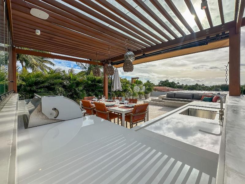 Ocean-View Villa with Rooftop Pool - image 30