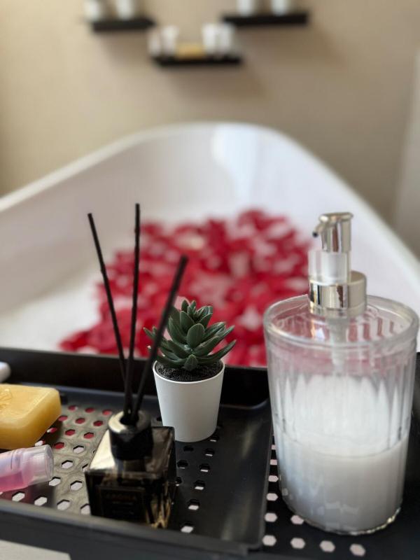 Stylish 1BR Bathtub Outdoor Seating 307 - image 14