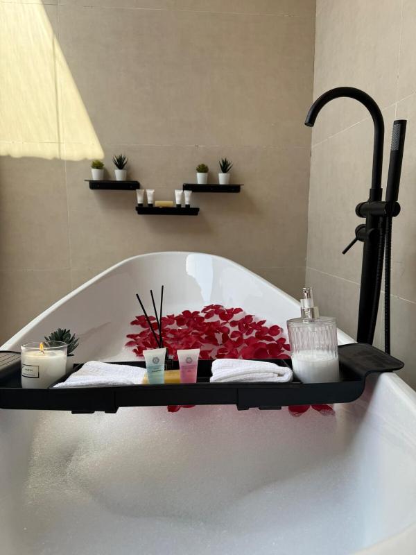Stylish 1BR Bathtub Outdoor Seating 307 - image 6