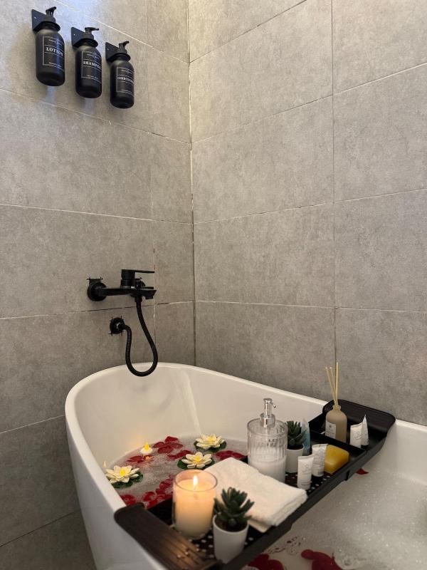 Stylish 1BR Bathtub Outdoor Seating 304 - image 6