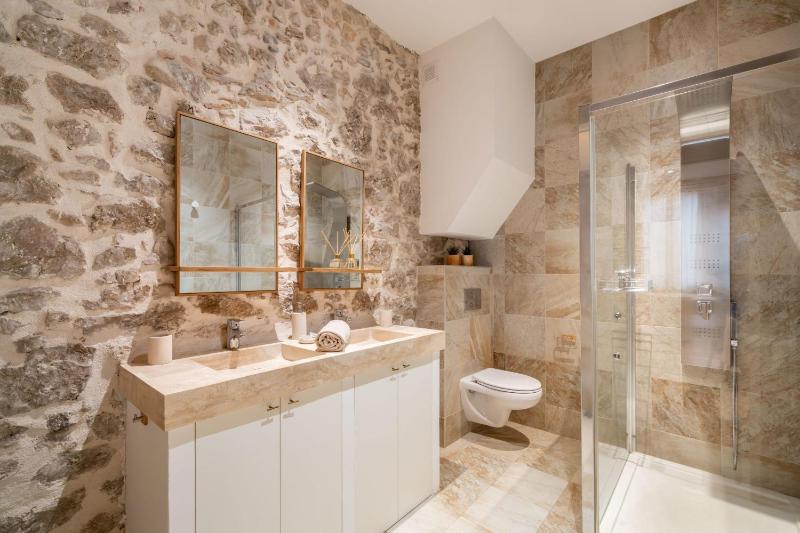 Charming AC apartment in Antibes Old Town walk everywhere - image 9
