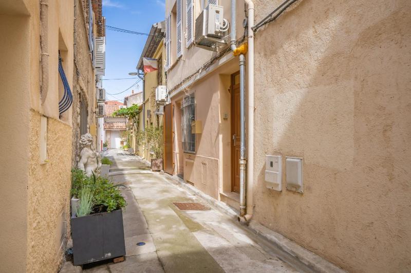 Charming AC apartment in Antibes Old Town walk everywhere - image 12