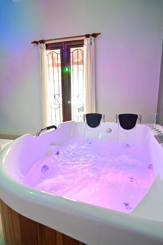 Walled City Visitors Ok 5 bedroom with Jacuzzi - image 6
