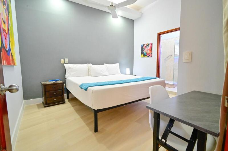 Walled City Visitors Ok 5 bedroom with Jacuzzi - image 2