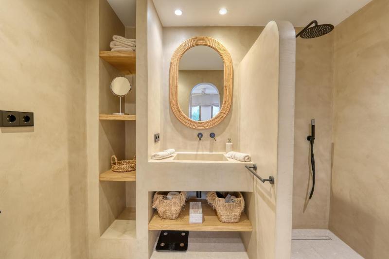 2047 Stylish Luxury Apartment - image 7