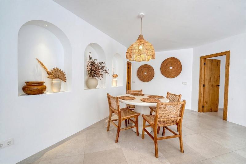 2047 Stylish Luxury Apartment - image 11