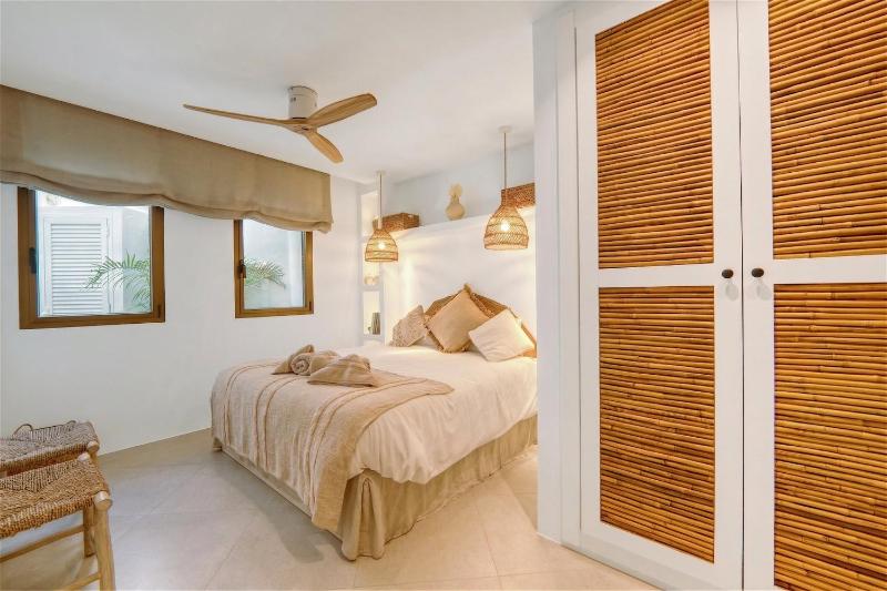 2047 Stylish Luxury Apartment - image 10