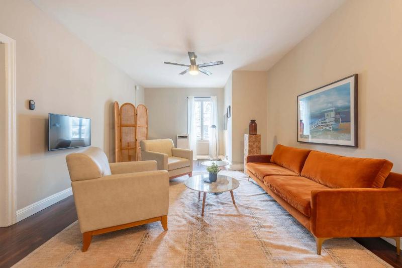 Modern Apartment in Korea Town - image 12