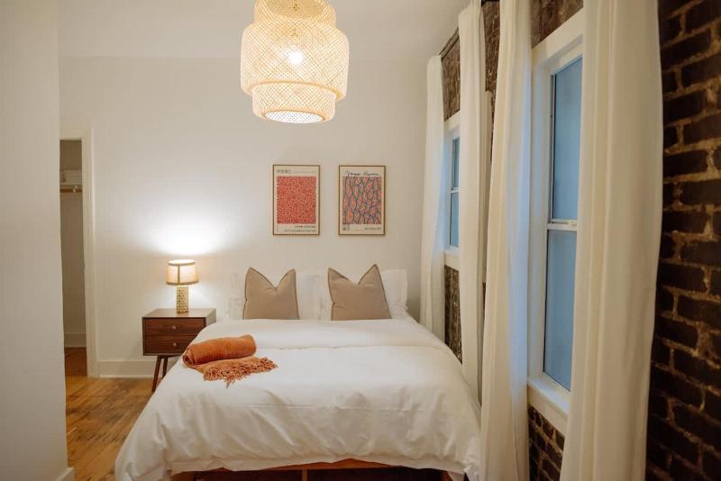 Modern Apartment in Korea Town - image 16