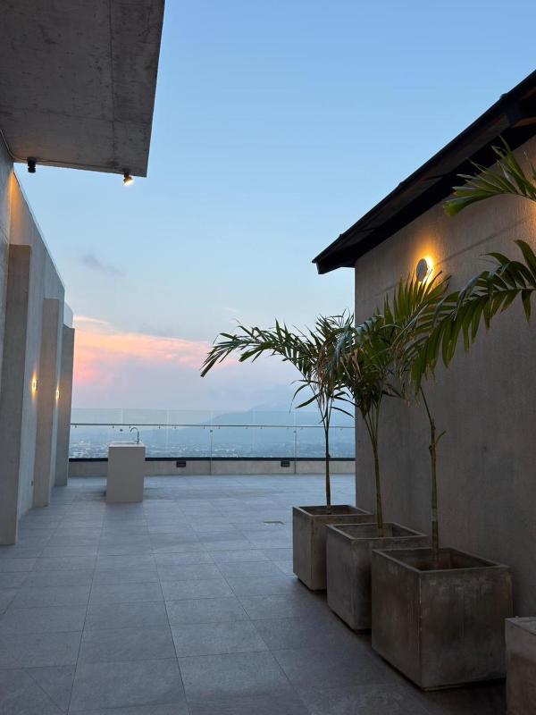 Mid Century Modern Loft with Skyline and Volcano Views - image 16
