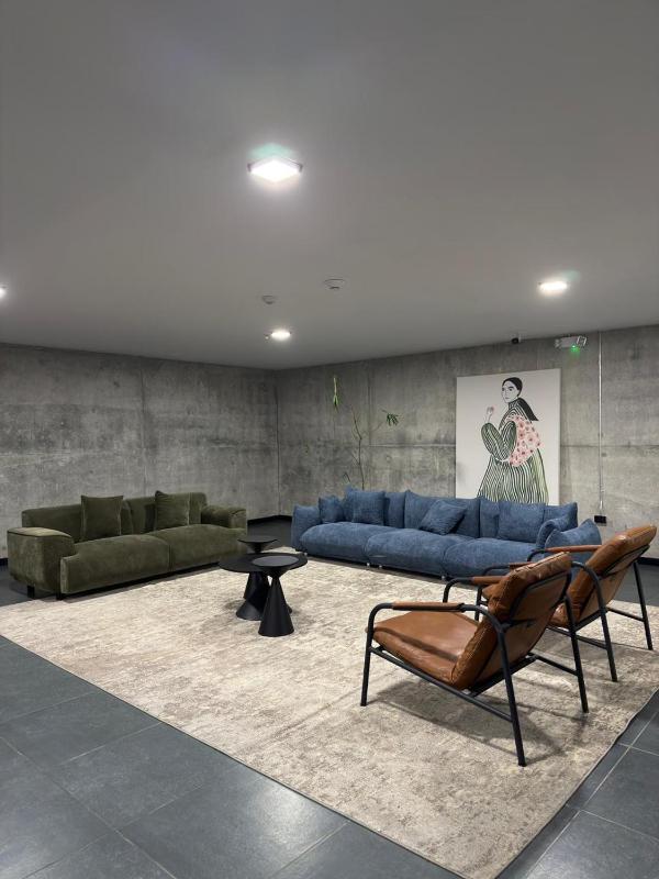 Mid Century Modern Loft with Skyline and Volcano Views - image 11