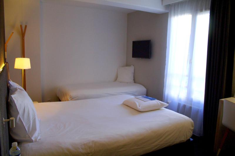Triple Room with 1 Double + 1 Single Bed image 3