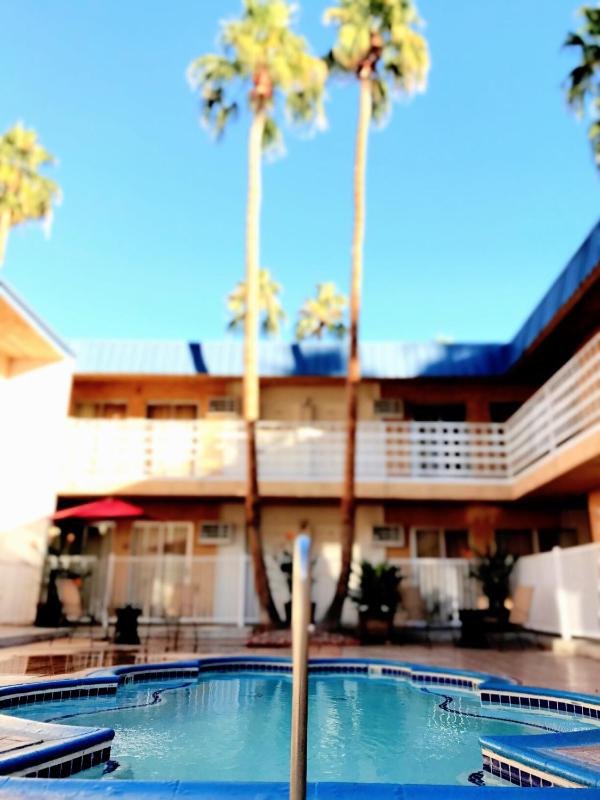 Delos Reyes Palm Springs - image 17