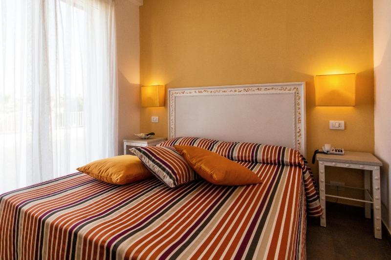 Double or Twin Room - Single Use image 1