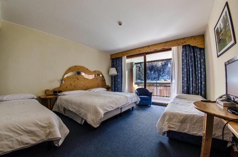 Quadruple Room with Balcony image 4