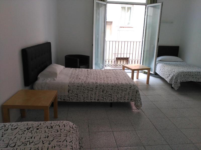 Triple Room with Shared Bathroom image 2