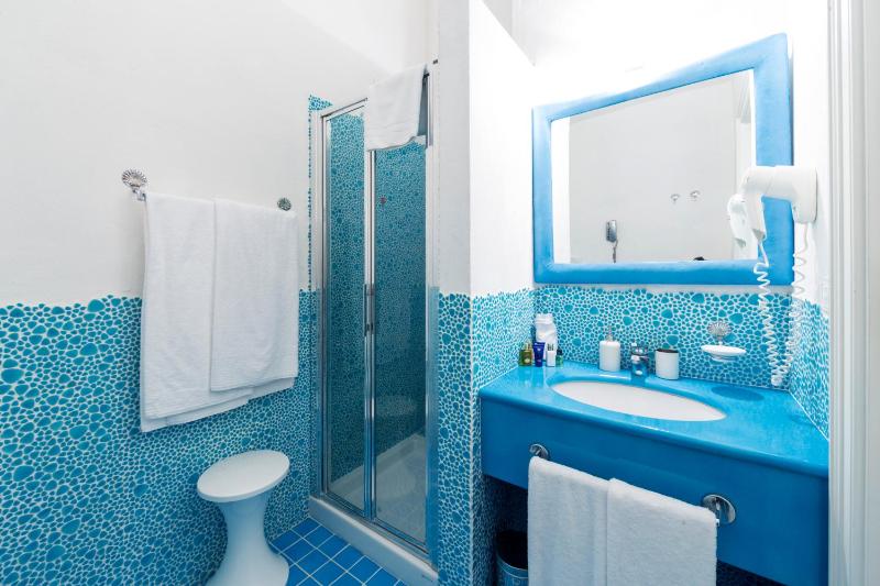 One-Bedroom Apartment with Sea View - Separate Building image 4