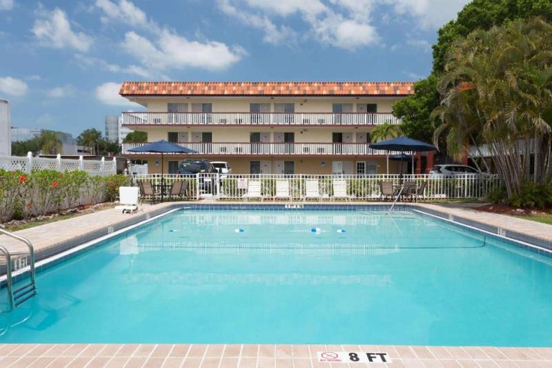 Baymont by Wyndham Sarasota - image 3