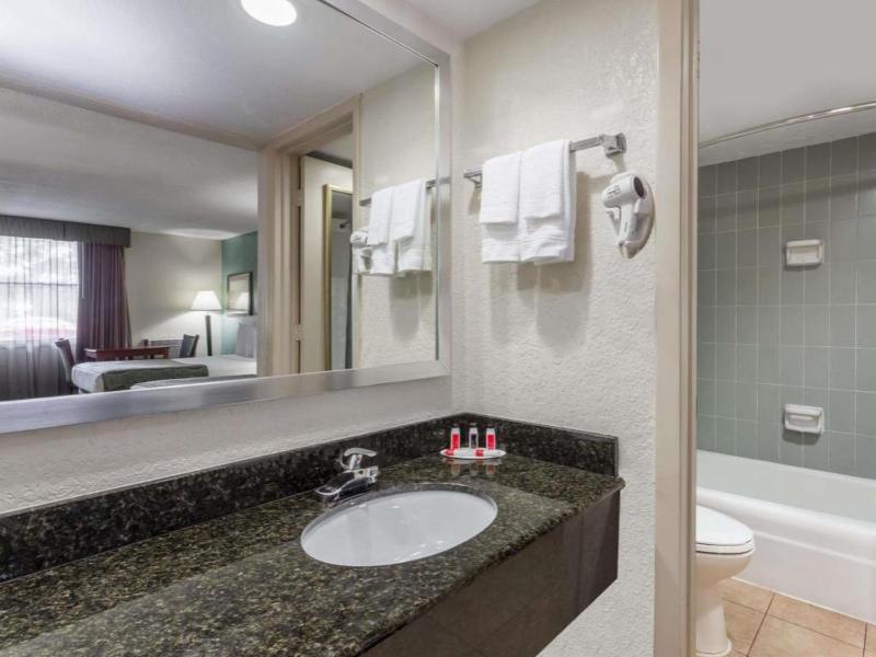 Baymont by Wyndham Sarasota - image 2